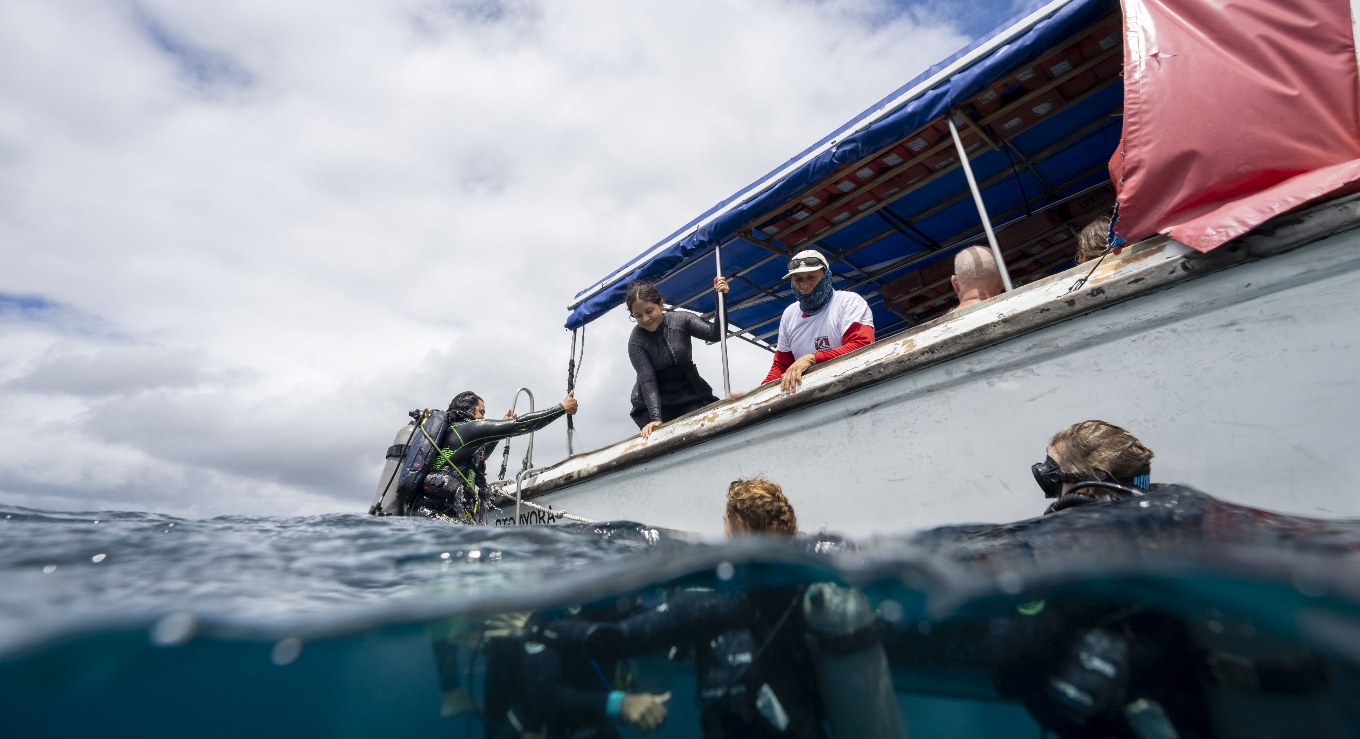 El Galapago dive boat